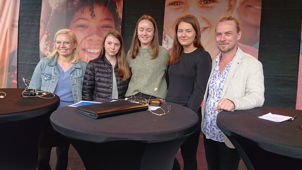 Tusen takk til <a href="/ParorendeAllian/">Pårørendealliansen</a> og @PederKjos for viktig panelsamtale på #Arendalsuka. Det er så viktig å snakke om hvordan det er å være ung pårørende! <a href="/barnavrus/">Barn av Rusmisbrukere</a> <a href="/LHL_Hjerneslag/">LHL Hjerneslag</a> <a href="/ungkreft/">Ung Kreft</a> Ønsker du å snakke med andre unge om #demens? :nasjonalforeningen.no/demens/paroren… #pårørende