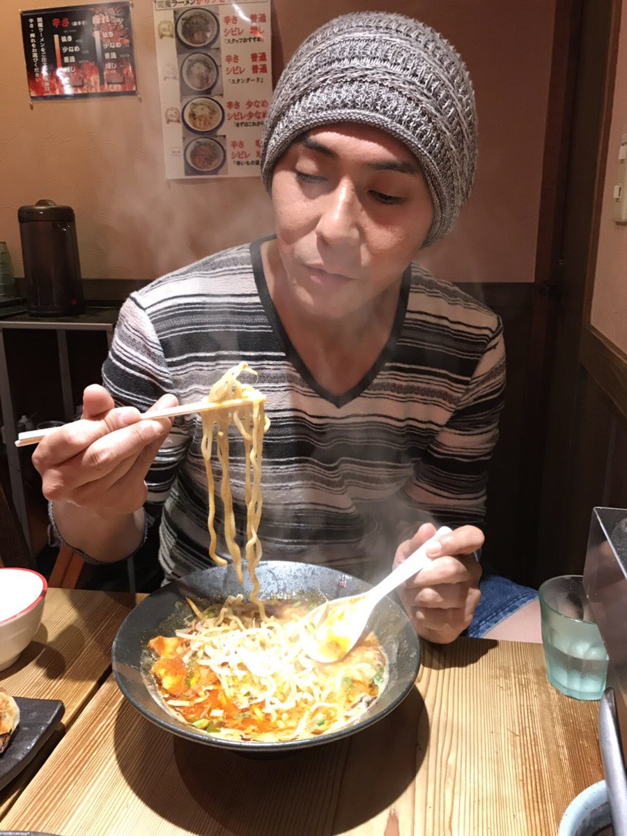 hiroshidesu0214's tweet photo. こないだの鹿鳴館のDVDをシーナさんからいただいたので観てるよ。俺はカッコつけ方が足らんね。次の11/23の京都ではもっとカッコつけれるように練習するよ。シーナさんがラーメン奢ってくれたよ。

チケット発売は今週の土曜10:00からよ。

https://t.co/kHk2SbTxJk https://t.co/4ryPKWzFnT