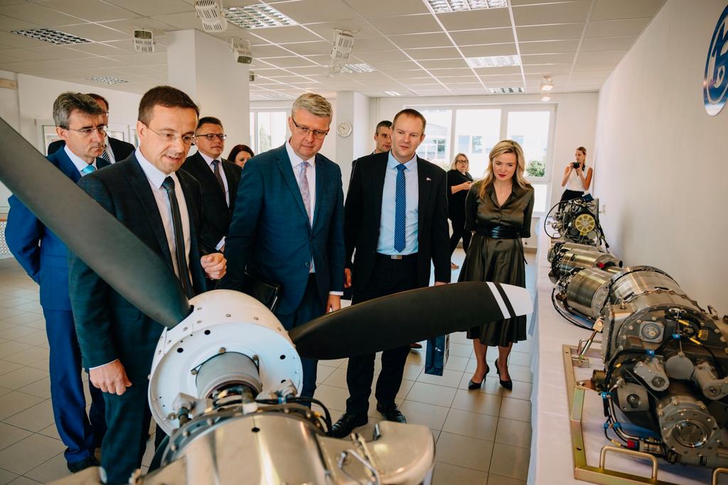 mpo_tweetuje's tweet photo. Jedna z nejdéle působících strojír. značek na svět. trhu: První brněnská strojírna. Špičkový výrobce hi-tech strojů pro letectví, energetiku a přední Evropská slévárna přesného lití. Motory do bezpilot. letounů. Roční investice do vývoje až 150 mil. Kč. Víc takových česk. firem! https://t.co/swhs6bvGfy