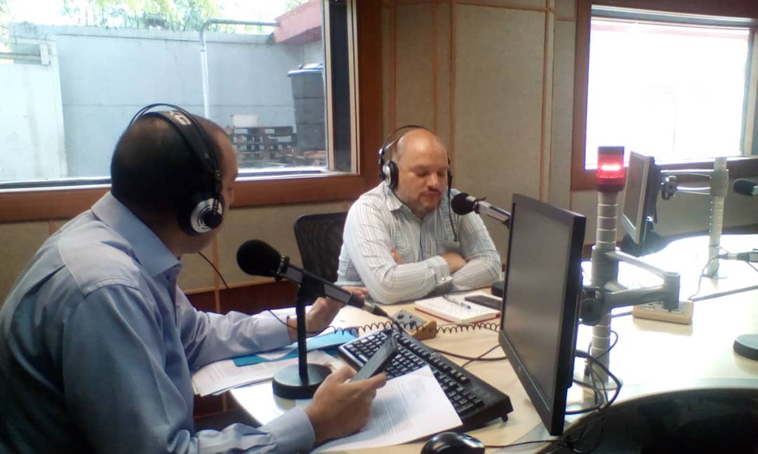#AlAire | Viceministro de América del Norte, <a href="/CarlosJRonVE/">Carlos Ron</a>, durante Programa Derechos Humanos en Revolución, "El bloqueo tiene varias aristas ... se abre un compás donde el único objetivo es hacer sufrir al pueblo venezolano"