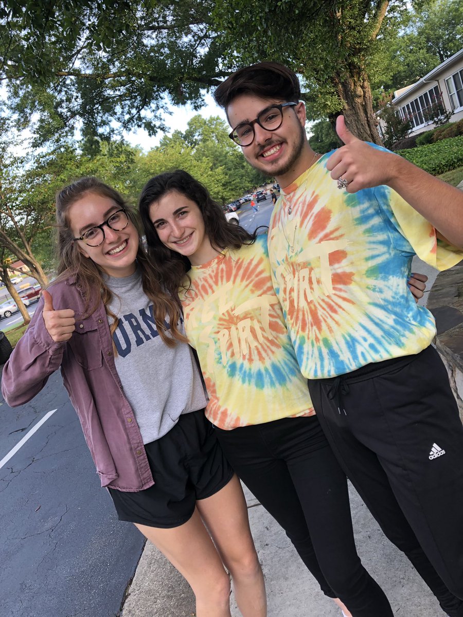 WalkerJackHall's tweet photo. I'll have to say it was an added bonus on the first day of school to run into three members of the Class of 2019! Grace is headed to Wake Forest, Rachel to American, and Dylan to UT (the University of Toronto).
#twsalumni https://t.co/tteGe4ss0X