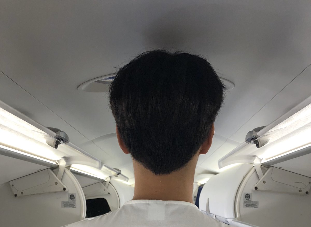 KNKOfficial220's tweet photo. [익명]비행기천장에 머리닿음;; https://t.co/vRrlIYHKRU