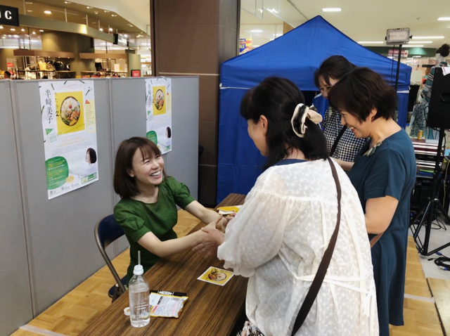 半崎美子 Ar Twitter 三重県四日市市 日永カヨーショッピングセンターへ来てくれた皆さん 本当に有難うございました 皆さんの思いを受け取れ たこと お盆のこの時期に サクラ 卒業できなかった君へ や 一緒の星 を届けることができたこと 歌が結んでくれた