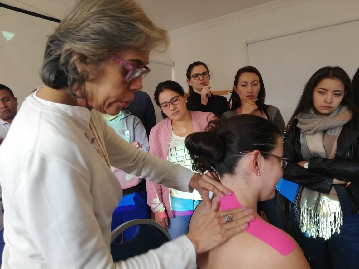 KTape's tweet photo. K-TAPING KURS IN KOLUMBIEN
Die K-Taping Academy und Fonoalianza haben gemeinsam einen K-Taping Logopädie Kurs in Bogota (Kolumbien) durchgeführt. 

https://t.co/u5QuiD6e7I
https://t.co/iHwvRD5WHq

#ktaping #weiterbildung #gesundheit #wissenschaft #international https://t.co/QzE4pO14Ek