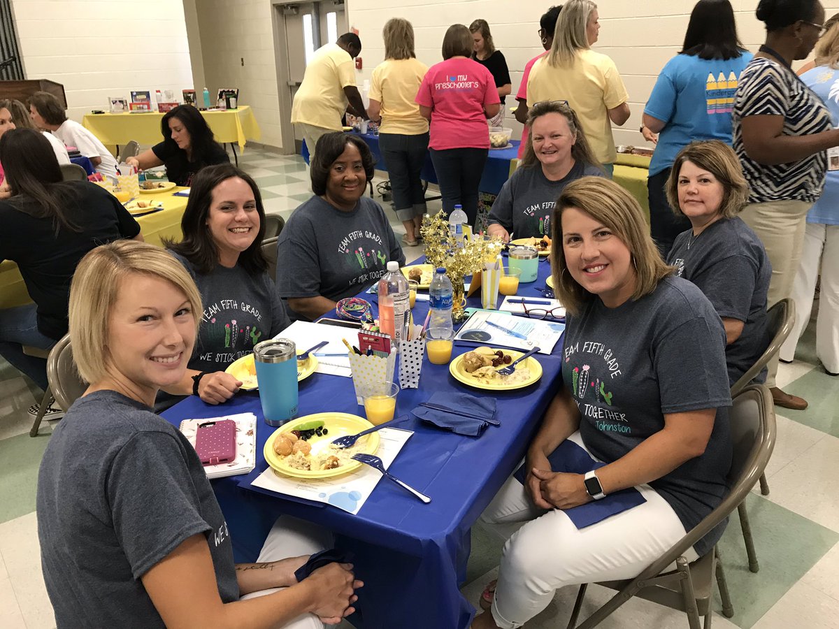 AliceDrive_Elem's tweet photo. Our amazing PTA provided a delicious breakfast to the staff to kick off a day of inservice! Thank you,PTA, for your support! #sumterschools #thehiveonthedrive https://t.co/SVPBFbUyM7
