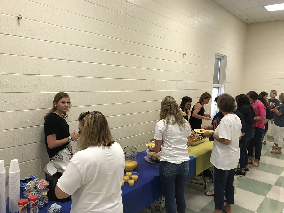 AliceDrive_Elem's tweet photo. Our amazing PTA provided a delicious breakfast to the staff to kick off a day of inservice! Thank you,PTA, for your support! #sumterschools #thehiveonthedrive https://t.co/SVPBFbUyM7