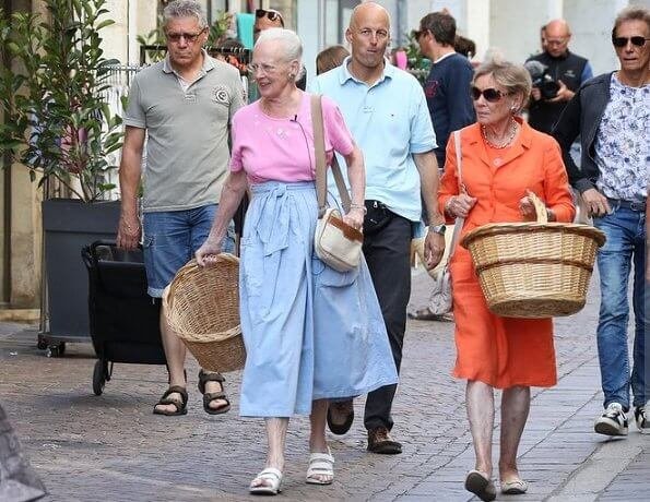 Louise G Queen Margrethe Visited The Wednesday Market In Cahors T Co O3yb2dqtmw