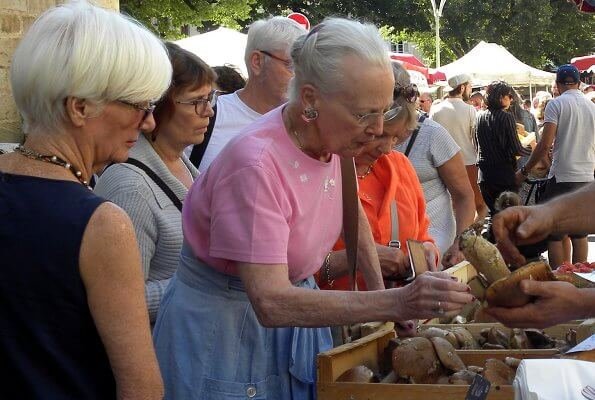 Louise G Queen Margrethe Visited The Wednesday Market In Cahors T Co O3yb2dqtmw