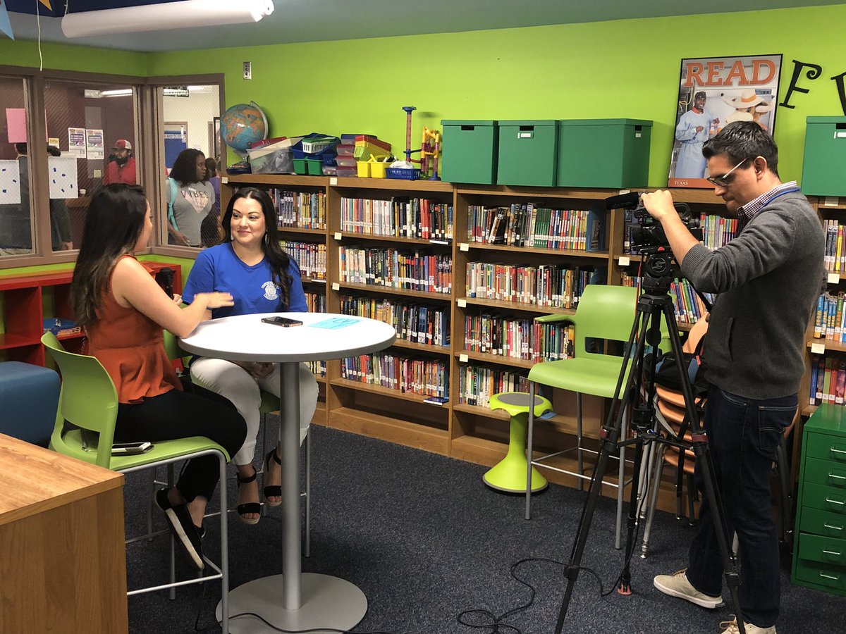It’s the first day of school but <a href="/BluebonnetRRISD/">BluebonnetElementary</a> is aready focused on educating their students about higher education! Check out <a href="/UnivisionNews/">Noticias Internacionales</a> right now to hear them talk about their work as a No Excuses University!