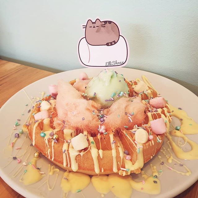 ElliShrax's tweet image. Mallow Dream Waffle from our visit to the @pusheen @artbox_uk @artbox_cafe. Tasted amazing and was really filling. Not badly priced either at £8. 🍩
.
.
.
.
.
#artboxcafe #pusheencafe #brighton #ukblogger #thisisbrighton #kawaiifood #kawaiiaesthetic #… bit.ly/33DVmh5