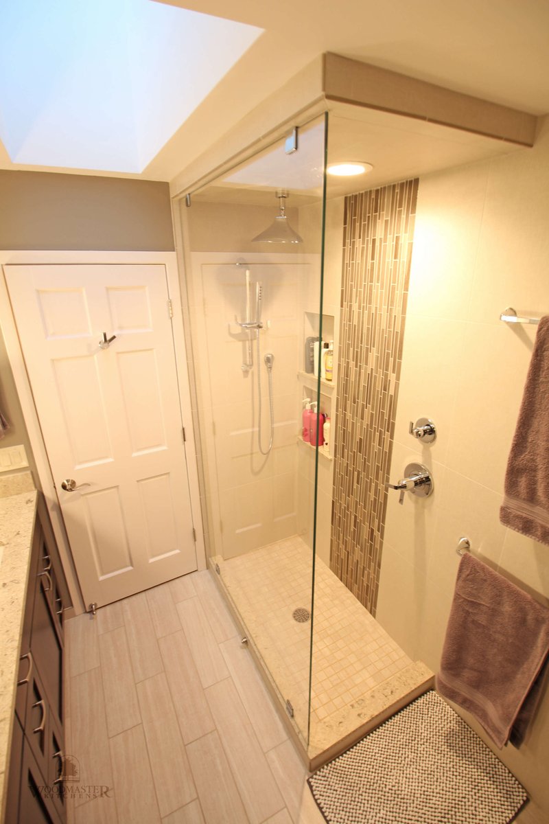 WoodmasterMI's tweet photo. Tile choices are the foundation of any #bathroomdesign. This #WashingtonMI #bathroomremodel is framed by @VirginiaTile ceramic tile with a dramatic accent by @americanolean linear mosaic tile. https://t.co/v8b5vV7leF