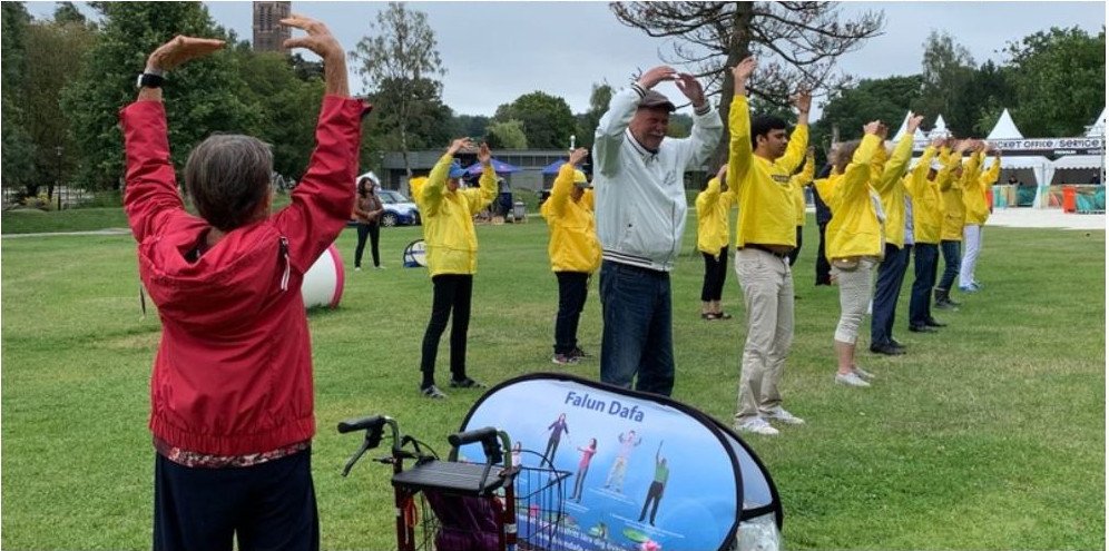 AaroCN's tweet photo. “这个功法很祥和，吸引了我”🇸🇪#瑞典 #法輪功 #FalunDafa #FalunGong
#Sweden #Schweden #Sverige #Suecia #Suède #Göteborg #Gotenburg #Gøteborg #Gothenburg #Gotemburgo #哥德堡文化节 #哥德堡 #文化节 #Slottskogen #GothenburgKulturkalas #Kulturkalas
#法轮功 学员的功法演示吸引有缘人前来学功 https://t.co/YEqf8ggri9
