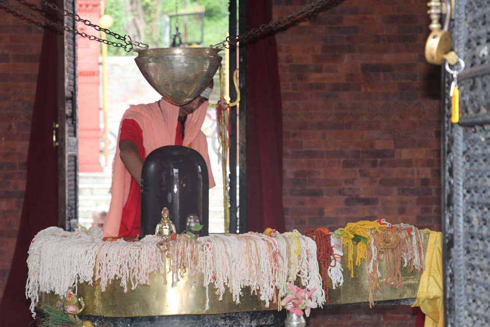 sanaatan_dharma's tweet photo. श्रावणी स्नान, यज्ञोपवीत अभिमन्त्रण र रक्षाबन्धन विशेष 🙏🏻
"महेश संस्कृत गुरुकुल "
#जनैपूर्णिमा #रक्षा_बंधन #क्वाति_खाने_दिन #yajurupakarma #Devghatdham
#Tanahun #Nepal https://t.co/Uzvxca0Bfs
