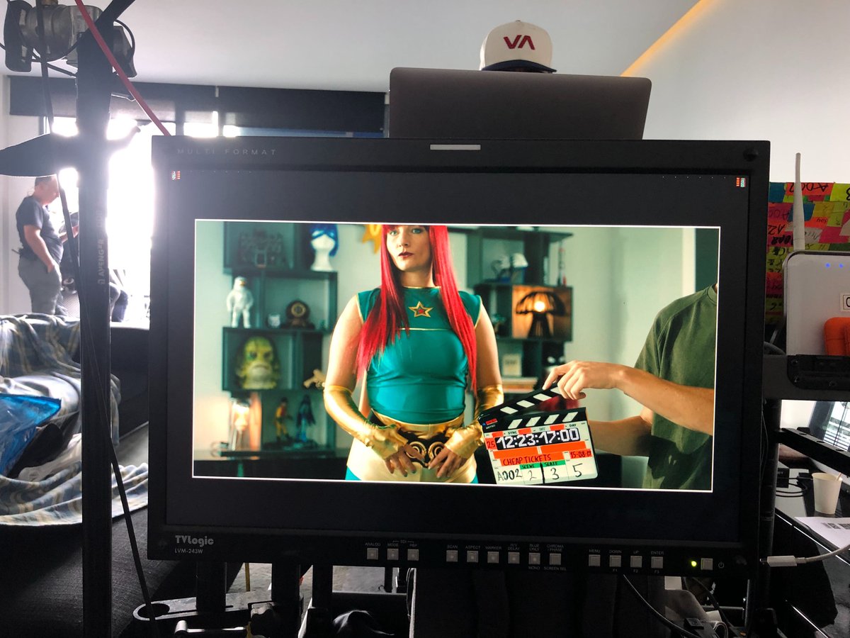 Vandaag draaien we voor de nieuwste campagne van CheapTickets met de superhelden van @SuperEasterfeather!