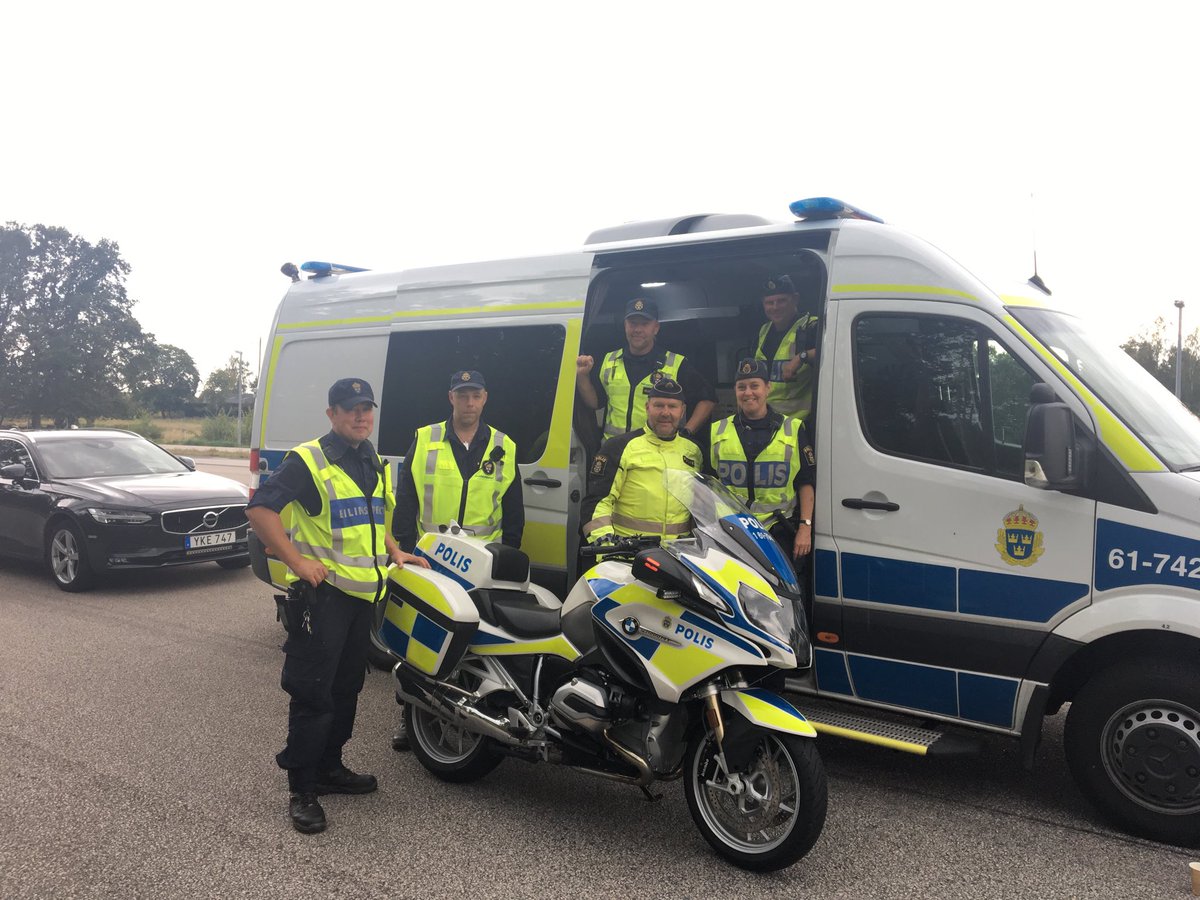 jonaseek's tweet photo. Tillsammans med trafikgruppen i Växjö utmed Rv 25. Många bra tankar ang befogenheter och framtiden. Samtidigt  bra samtal med kontrollerade chaufförer. Hög kunskap och proffesionalism kännetecknar sett gänget. https://t.co/BSREQE9ByR