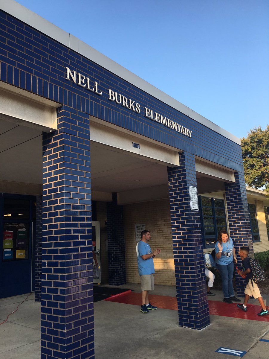snnickols's tweet photo. 1st day red carpet welcome at Burks! #mymisd https://t.co/FD7JBAS5nC