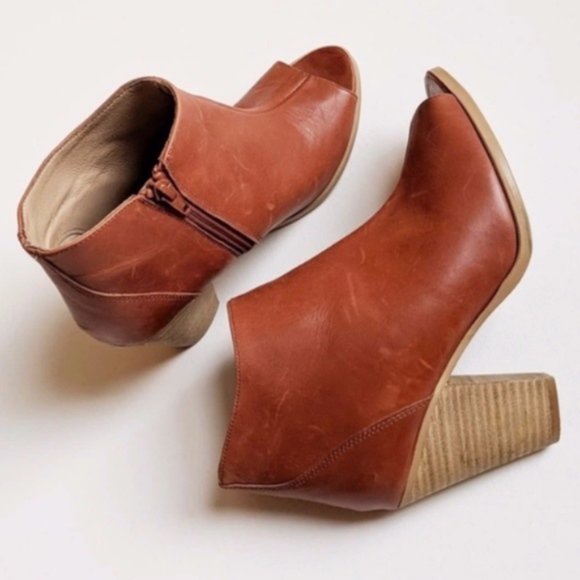 marym5675's tweet photo. So good I had to share! Check out all the items I'm loving on @Poshmarkapp #poshmark #fashion #style #shopmycloset #vincecamuto #alexalex #altardstate: https://t.co/SEjvYqp1SA https://t.co/JSh0eqOfDe