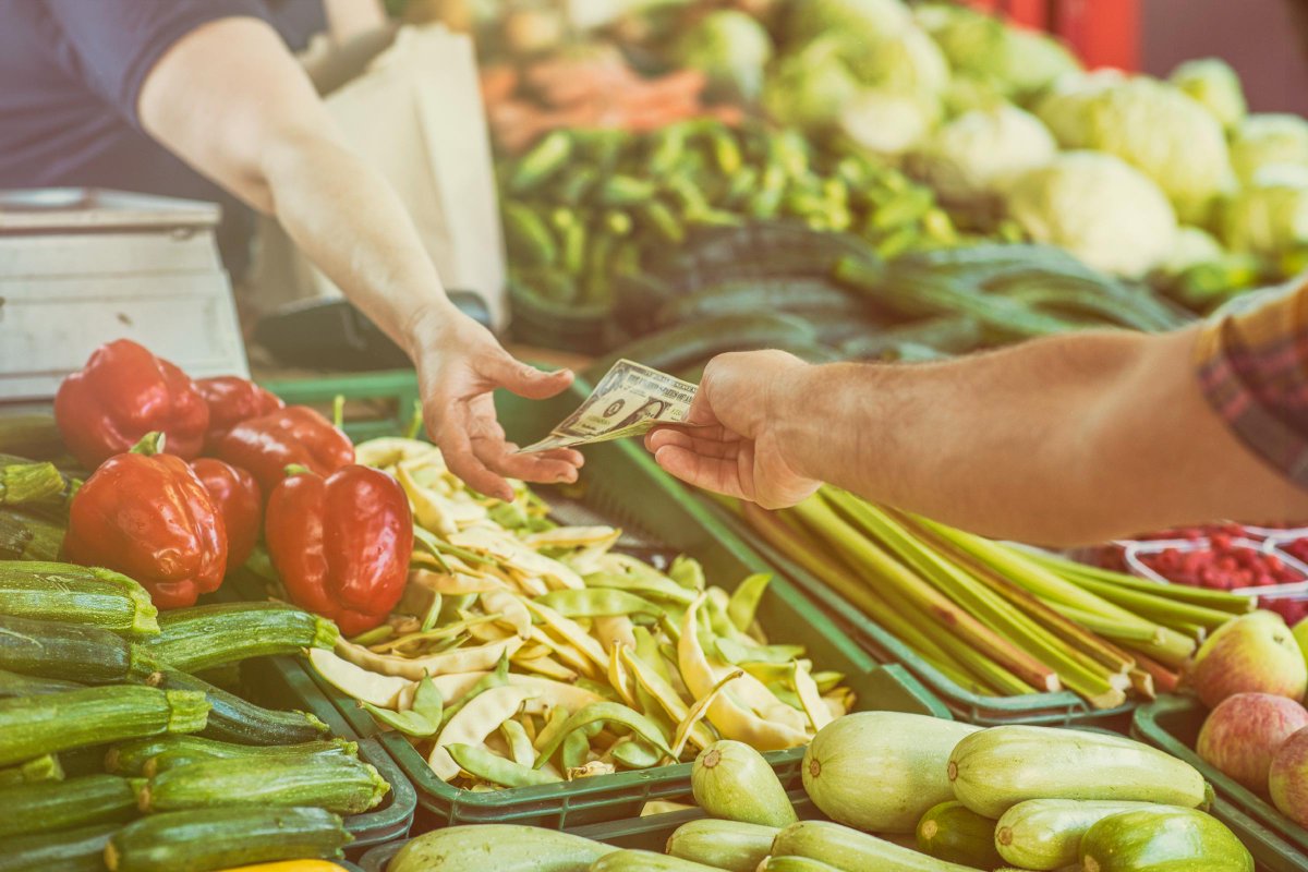 MDEFNEP's tweet photo. Here are some helpful tips to remember the next time you're out at your local farmers market:
https://t.co/jdBW2B0q2j 
#farmersmarket #efnep #efnepworks #UMDimprovehealth https://t.co/l5bPQ26TUQ