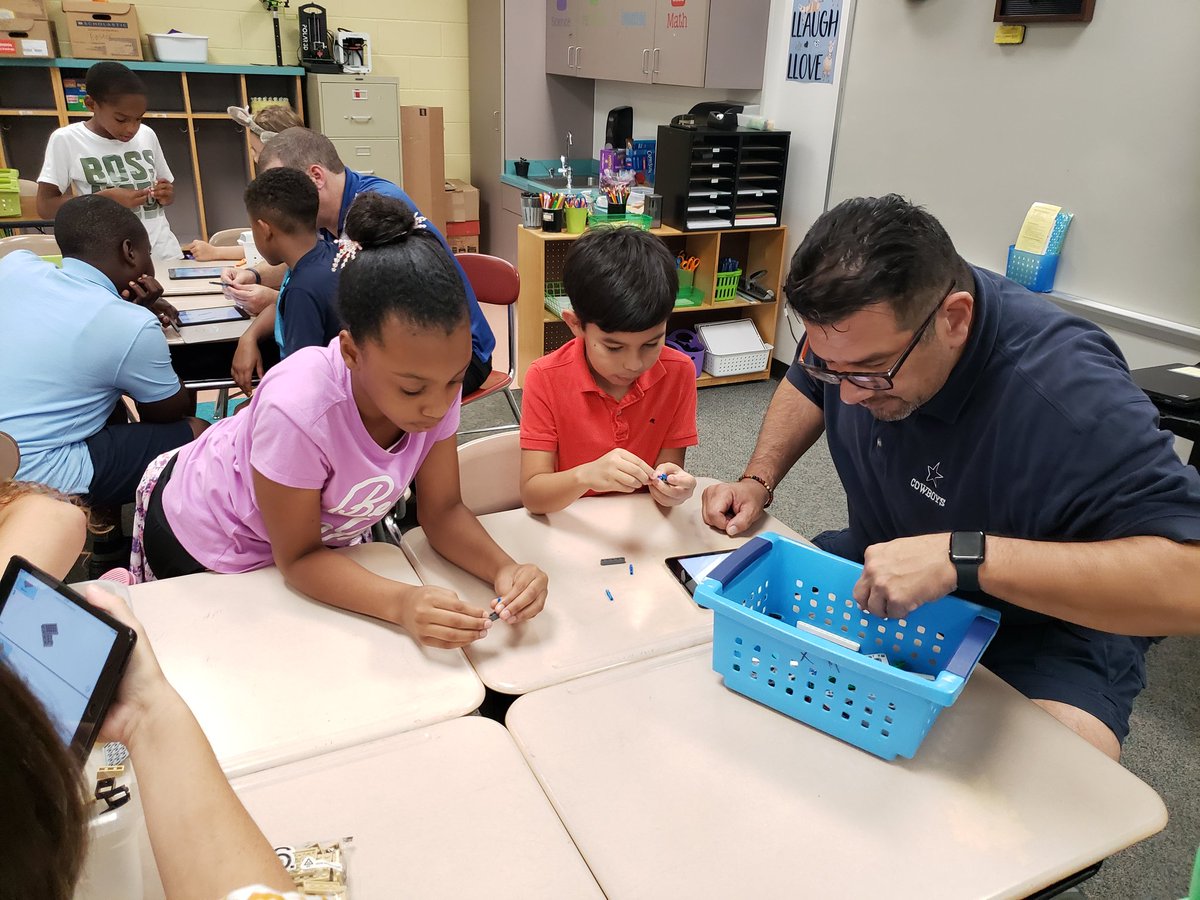 AIGwolford's tweet photo. And what do we do now the box is unpacked? We invite our coaches and parents to help us build! #Team37471 #Cityshaper #Parentsmakeadifference @firstlegoleague @HodgeRoadES https://t.co/LfIcEBFKiy