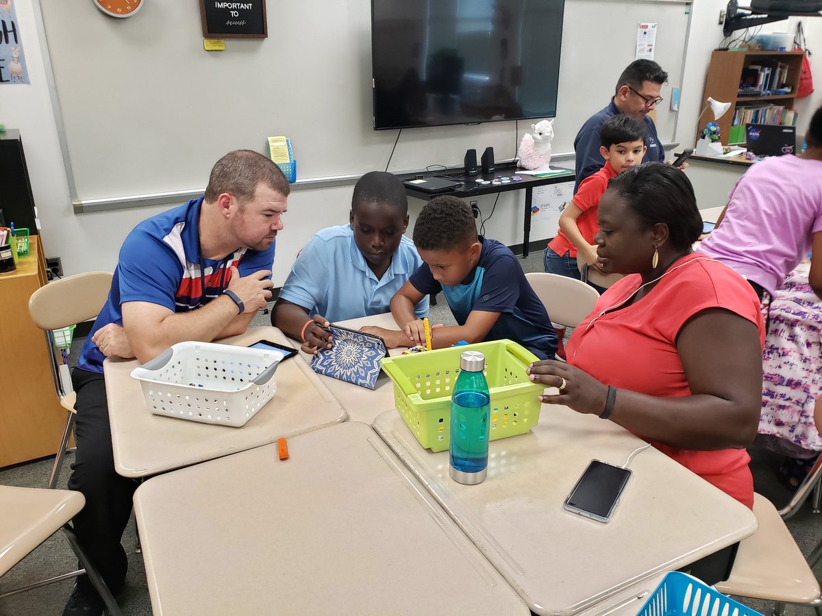 AIGwolford's tweet photo. And what do we do now the box is unpacked? We invite our coaches and parents to help us build! #Team37471 #Cityshaper #Parentsmakeadifference @firstlegoleague @HodgeRoadES https://t.co/LfIcEBFKiy