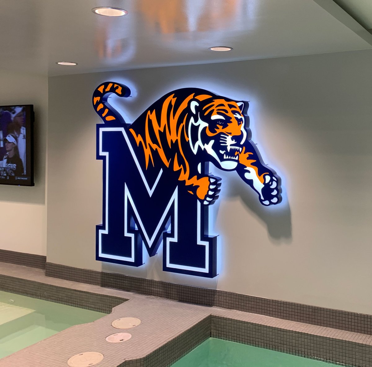 LSIMemphis's tweet photo. It's time to show some hometown Tiger pride as we help #StripeUp the Memphis Tigers with this brand new 6' dimensional logo of the leaping tiger! This backlit beauty is featured in the Tigers football facility.
#Brandthe901 #GoTigersGo #GTG #LSIGraphics #ExpandYourBrand https://t.co/Eb6jKuPOYa