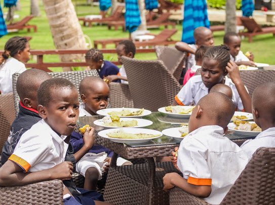 foodsnfoodies's tweet photo. Chef Maliha is truly an inspiration. The cookout aims at feeding the orphaned and destitute children. A cause that inspires many and it really shows how passionate she is in what she does. 
#ChefMaliha #InspiredLiving #GWR #PrideofKenya #SheffieldAfrica
#FreshFri https://t.co/DIYuwrI0vb