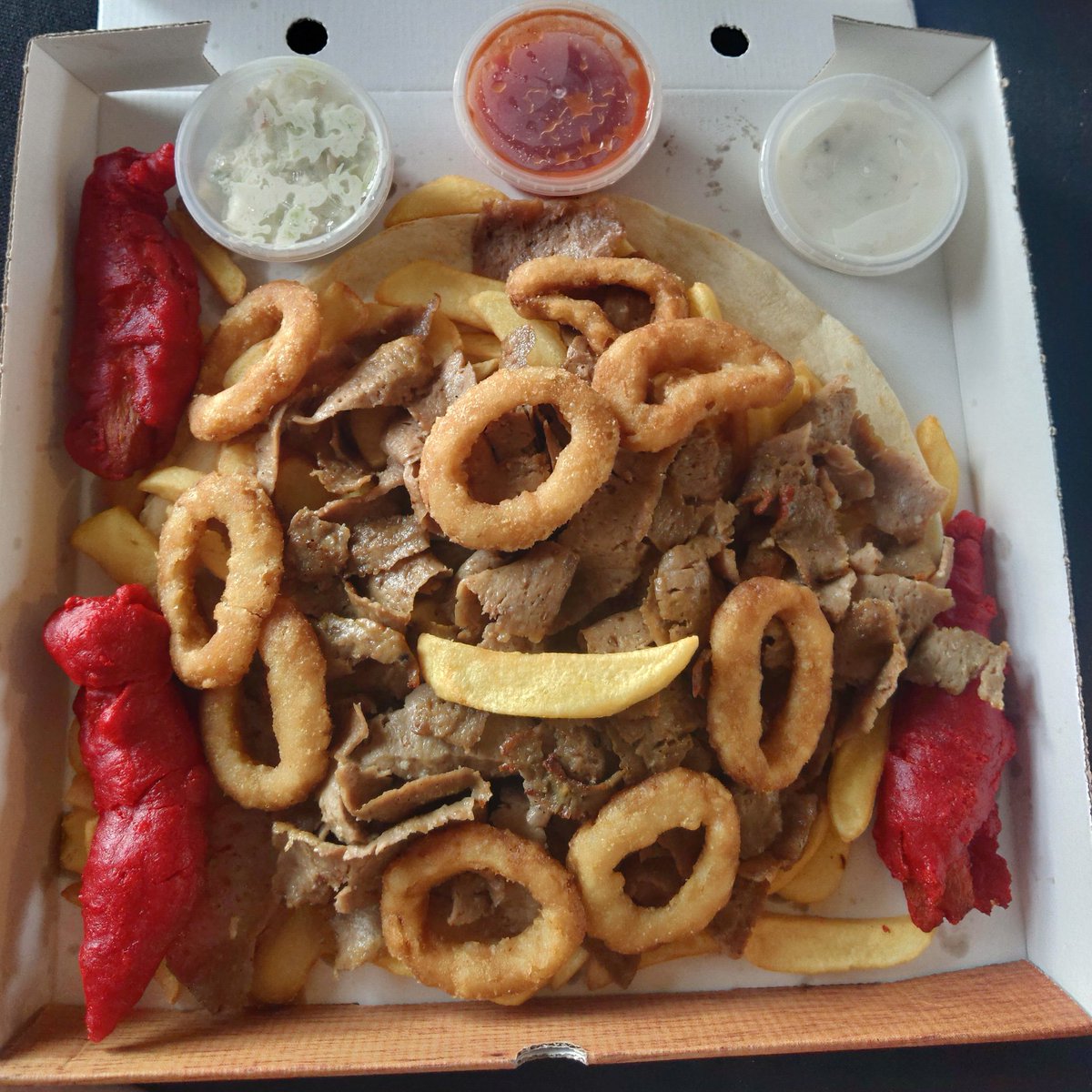 HLTakeaways's tweet photo. Munchie box (doner meat, chips, onion rings, pita bread, coleslaw, garlic and chilli sauce) from Cafe Picante alness scotland

#HighlandTakeaways #cafepicante #cafe #picante #alness #highlands #scotland #munchiebox #munchies #food #foodporn #foodgasm #foodlover #foodie #foodblog https://t.co/2pOW86FgbF
