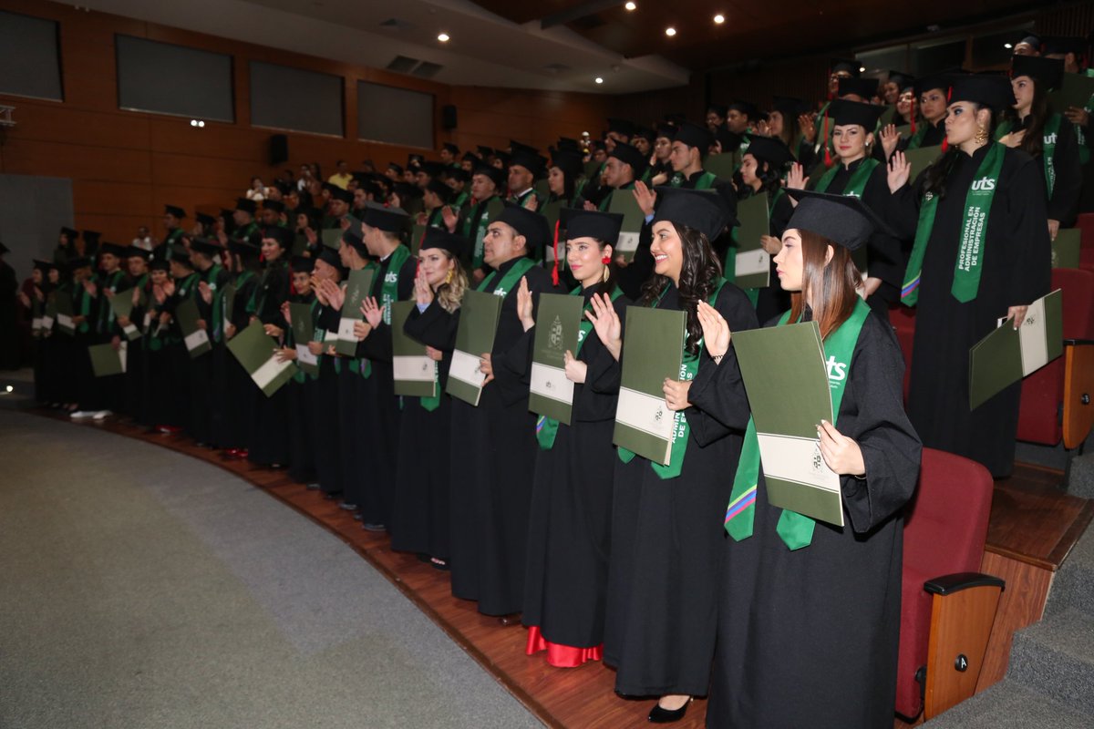 Unidades_UTS's tweet photo. #GradosUTS Bucaramanga (Ceremonia X - 15 agosto 2019) 🎓📜
El rector UTS @olengerke graduó a 103 estudiantes que culminaron con éxito su formación profesional y tecnológica en varios programas académicos.
#SoyUteísta ✅ https://t.co/QwzGQQ1ddh