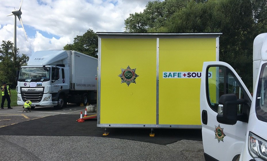 StaffsFire's tweet photo. Earlier this week we took our Safe+Sound pod to the Curborough Race track where the New Vic Theatre used it to deliver their road safety film Message Not Delivered to over 30 young drivers at Lichfield @advmotorists Young Driver Event #partnership #education #messagenotdelivered https://t.co/qztDGJkbQi