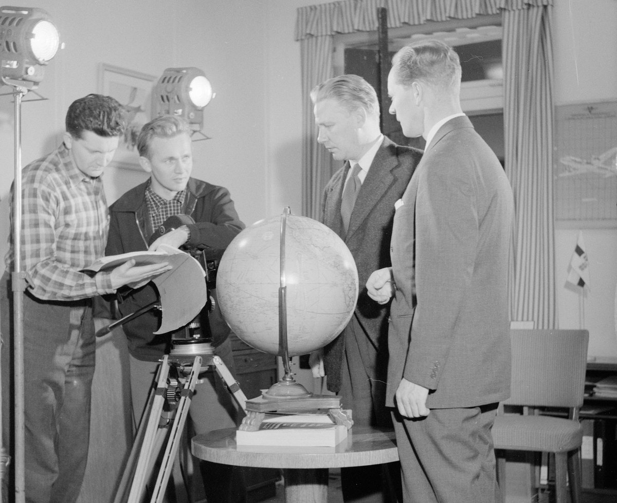 Did you know SAS was the first airline in the world to fly over the North Pole in 1952? ✈️🌎 The issue in 1950 was the magnetic North Pole that made the use of a traditional compass impossible. Full story: ow.ly/MI6r50vjz8K #ThrowbackThursday #aviation #flysas #avgeek