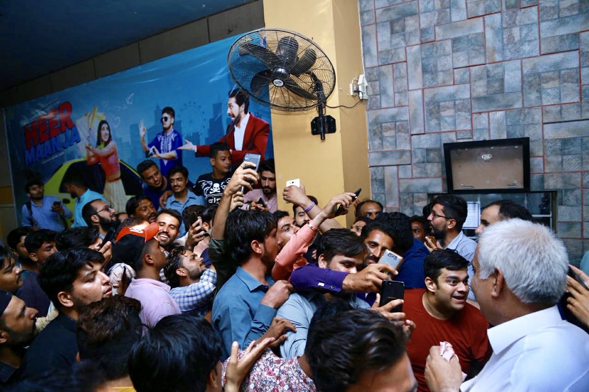 HeerMaanJa's tweet photo. The crowd overjoyed to see the cast of #HeerMaanJa outside #CapriCinema and #AtriumCinema #Karachi waiting to meet them! This is the #HeerMaanJa love 💖 

Book your tickets now! ✔ 

#IRKFilms | #ArifLakhaniFilms | #GeoFilms | #DistributionClub | #HareemFarooq | #FaizanShaikh | https://t.co/LlC30B5O9h