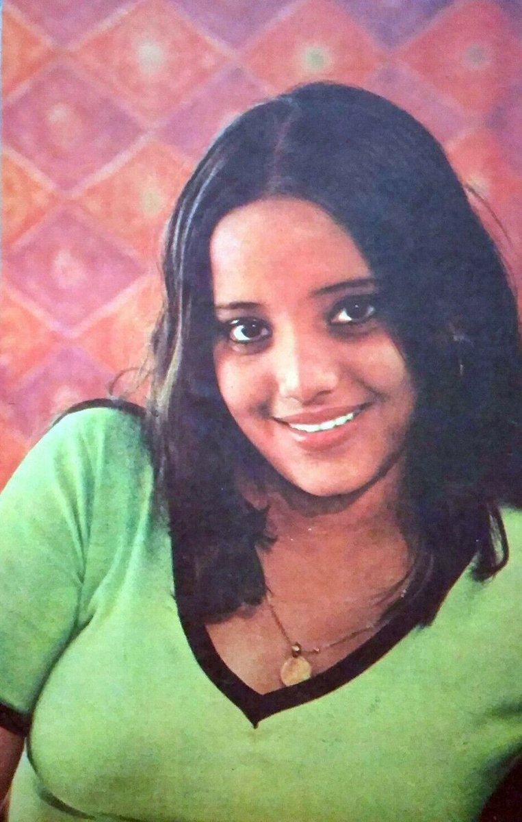 VintageMuVyz's tweet photo. #GuessWho #GuessTheActress #GuessTheArtist #BollywoodFlashback #muvyz #muvyz081519 https://t.co/gIBQW82DPX