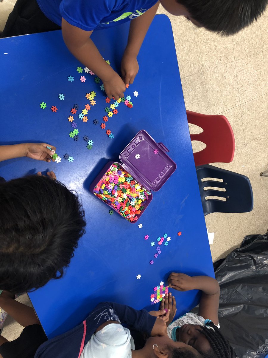 MsKallertEDU's tweet image. Ending the week using different materials to make our own house to keep out the big, bad, wolf! #weebuild #weelovebraincamp @teachnbeach1 @WeehawkenTSD @AnnaRudowsky