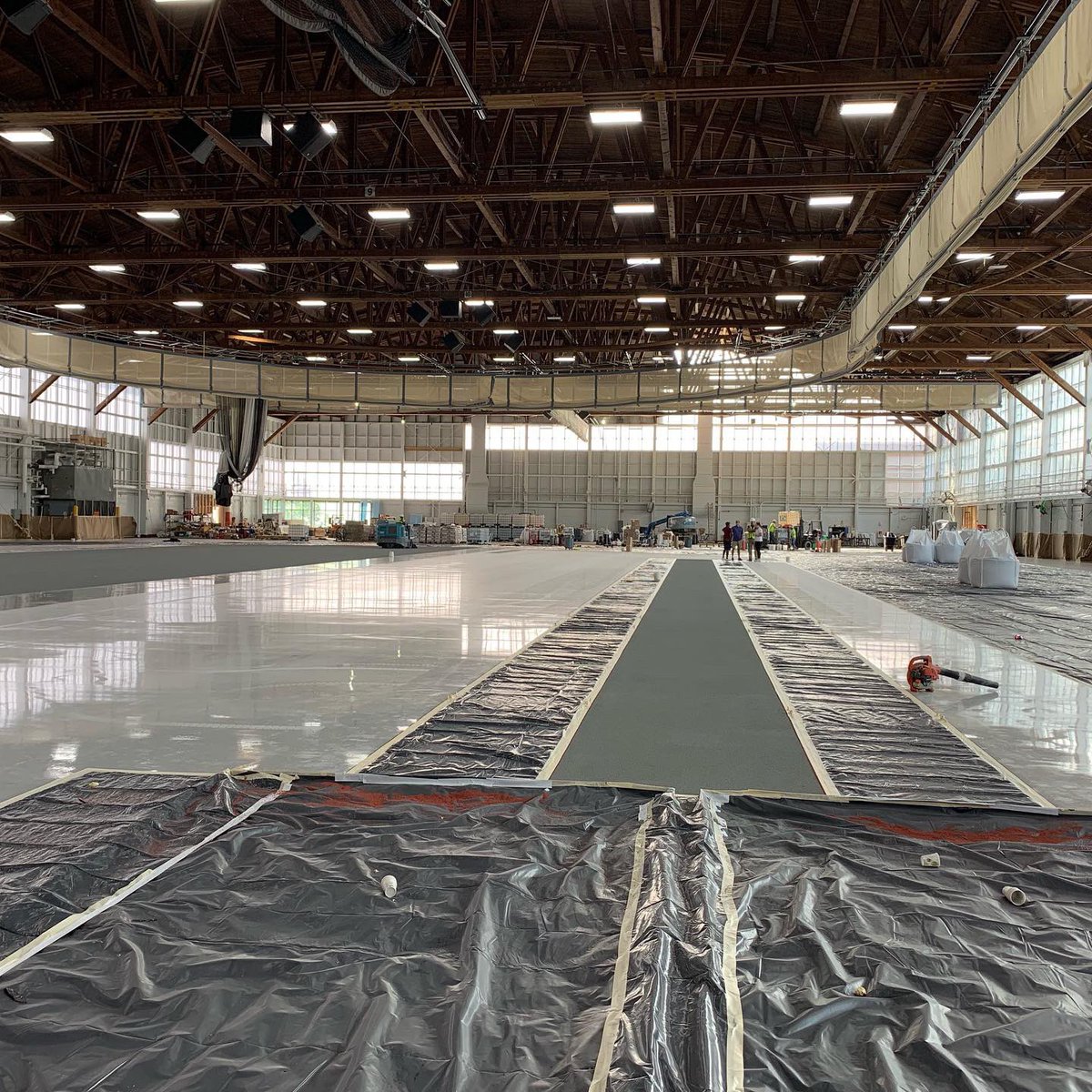 MNXCCoachHop's tweet photo. I don’t think I’ve ever uttered the words “I can’t wait to train on the indoor track!” But this facelift/new surface/WINDOW wonderland has me 🤤 Thanks @BeynonSports for the awesome training surface! #fasttrack #lessinjuries 😊😊 https://t.co/PzNkKv6fRV