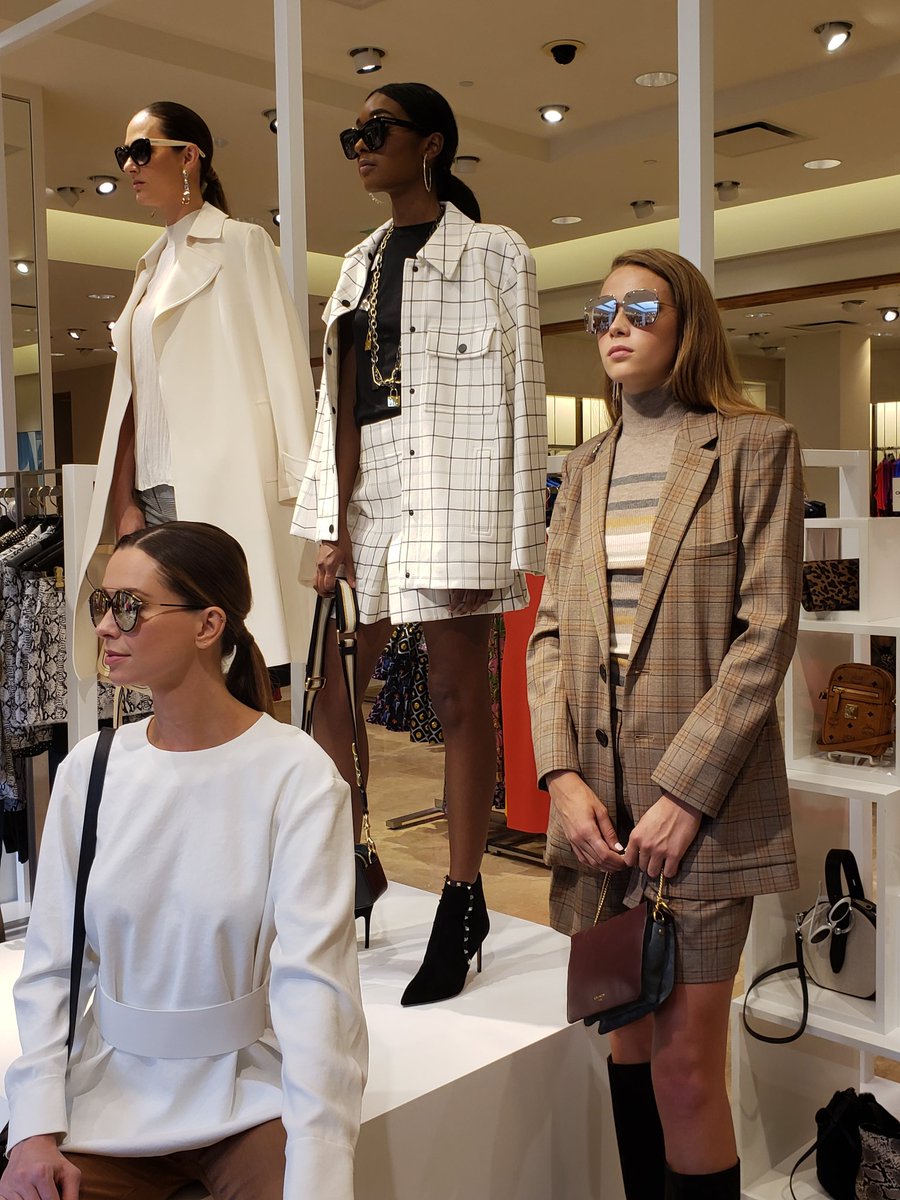StylistMichelle's tweet photo. #AboutLastNight! An evening of sips, bites, music & shopping @neimanmarcus @TheDomainAustin #FashBash! ๐พ๐ฅ๐ง๐ #TVStyleExpert #FashionStylist https://t.co/wmmks1AvTb