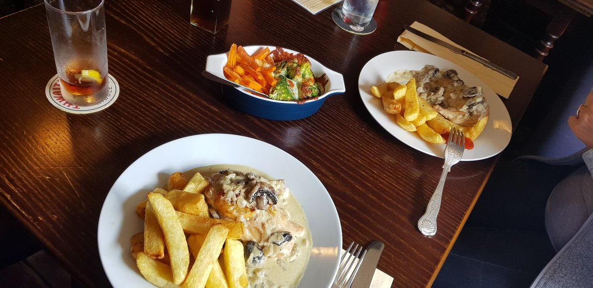 FabFodder's tweet photo. Had lunch today at the Plough at Eaves very yummy, chicken in a white wine and stilton sauce with home made chips. #pubgrub #chicken #yummyfood https://t.co/h4eWOVp3Vv