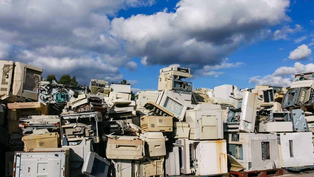 UNGeneva's tweet photo. The world produces ~50 million tonnes of #eWaste a year. When you throw away your smartphone 📱 or laptop 💻, you throw away reusable materials. 

It’s time to #endewaste❗️
https://t.co/cMTDlktE0A https://t.co/oqUMXrrB59