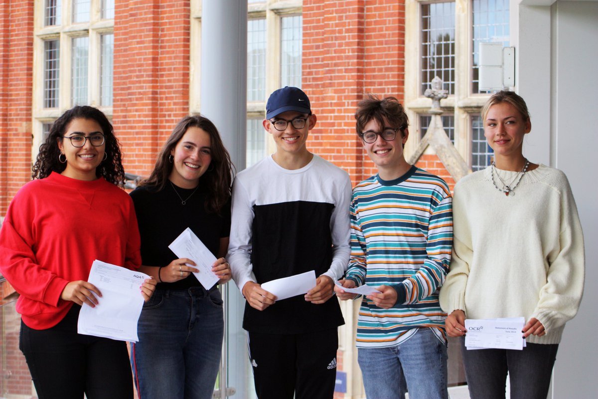 EBCollegeLife's tweet photo. Yet another set of healthy A-level results and some very happy Year 13 (Upper Sixth) pupils today as Eastbourne College continues its quest to combine academic success with character building. #alevelresults2019 

https://t.co/uHIhdh6wc5 https://t.co/Ggh9uajPUc