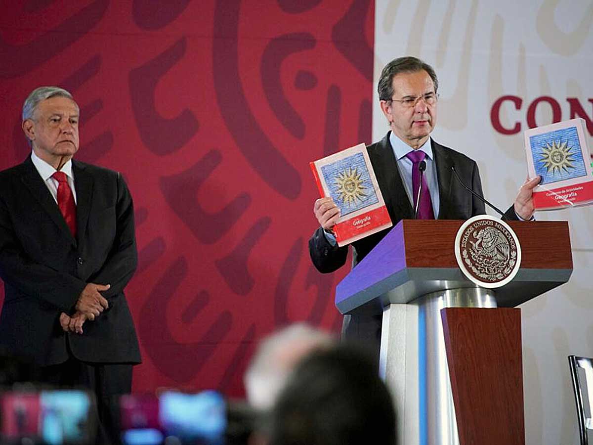 A 14 días de que inicie el ciclo escolar de educación básica para el ciclo 2019-2020, el presidente Andrés Manuel López Obrador afirmó que los 176 millones de libros de texto gratuitos estarán a tiempo en las aulas del país.