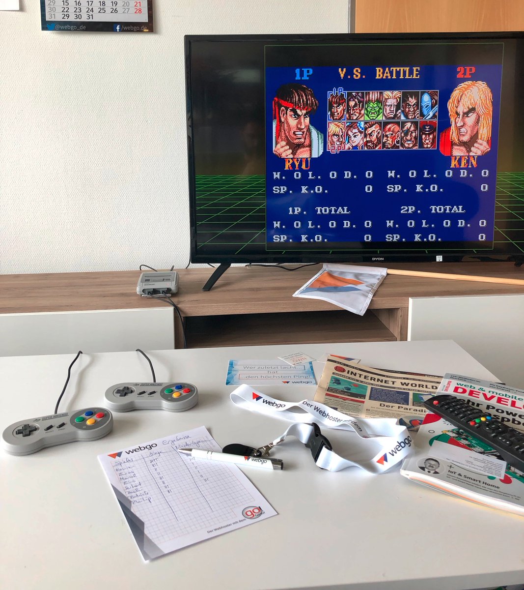 webgo_de's tweet image. Wir haben zwar nicht mehr das #Original bei uns im #Büro, doch bei jeder #webgo #AfterWork Party, kommt die #SNES Mini zum Einsatz! 👏🤓
Heute im Jahr 1992 wurde die Videospielkonsole von @NintendoDE in 🇩🇪 veröffentlicht. Wir werden alt...!
#TBT #TBThursday #oldschool #gaming