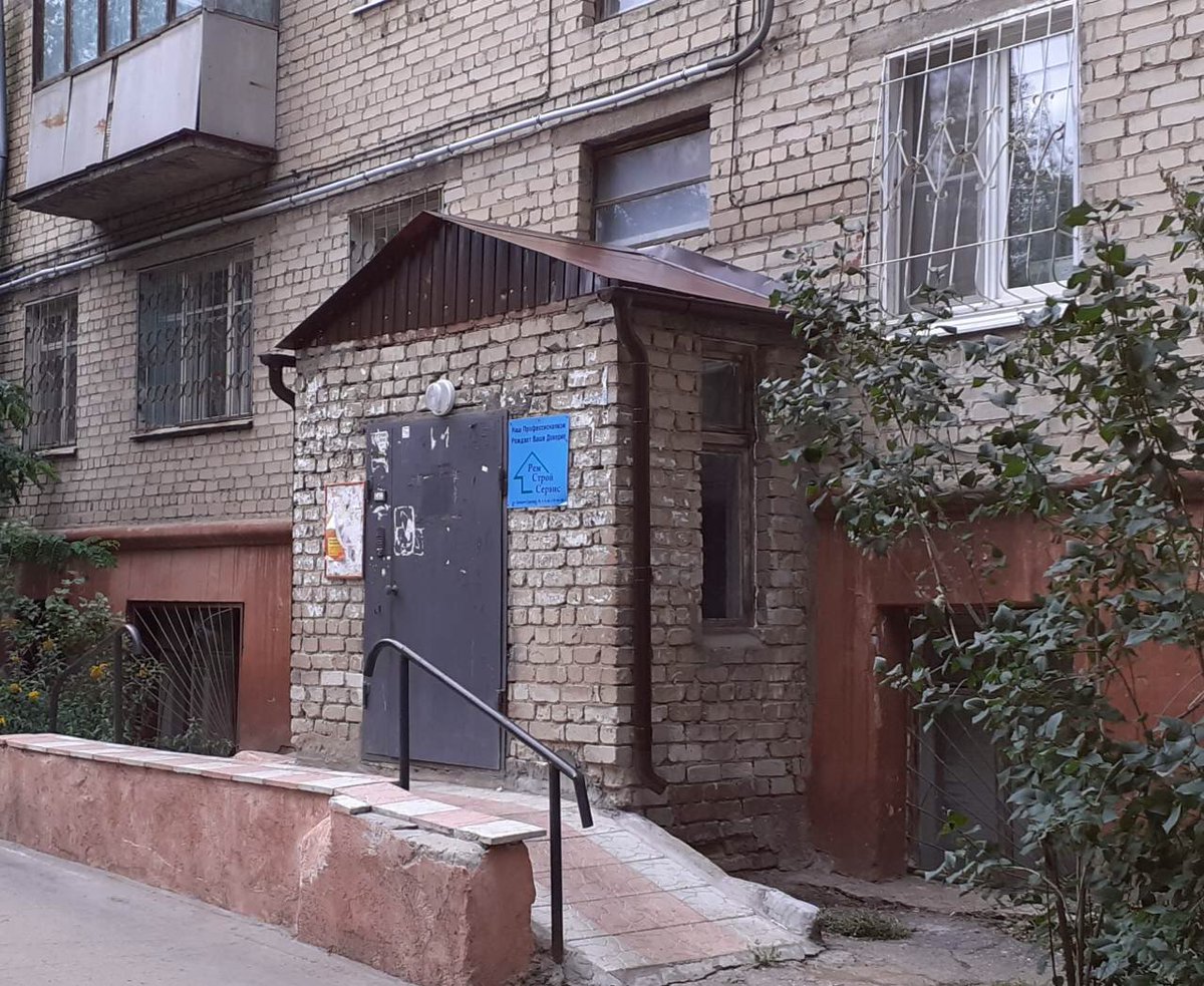 Спроектированы и выполнены <a href="/remstpoiservis/">ООО "РЕМСТРОЙСЕРВИС"</a> работы - после соглосования с председателем и советом МКД , аварийные козырьки по адресам: 22 Партсъезда 154А и Средне-Садовая 36.