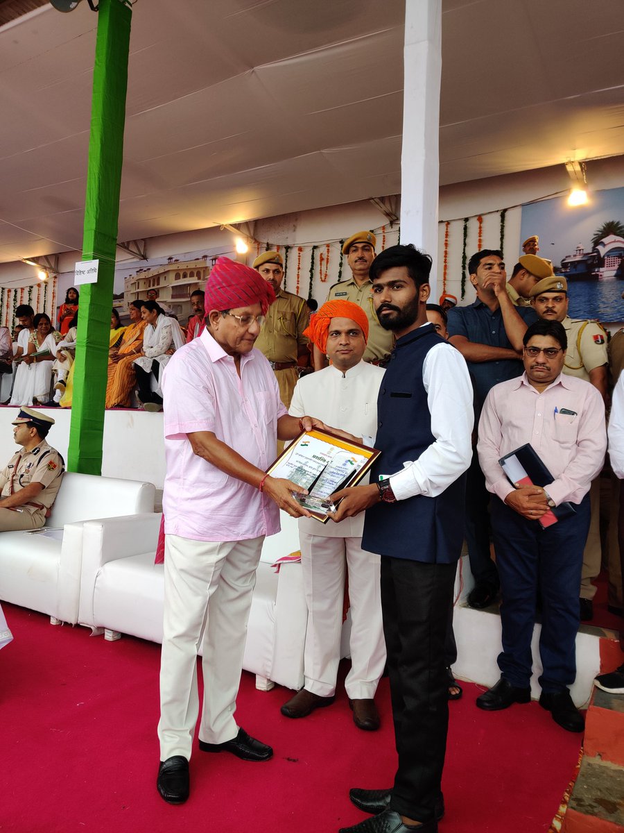 ankit_AP_team's tweet photo. आज 73 वें स्वतंत्रता दिवस के अवसर पर मुझे *अंकित प्रजापति* संचालक एवं संस्थापक रक्त वीर युवा टीम को *जिला कलेक्टर मुक्तानंद अग्रवाल व यूडीएच मंत्री शांति धारीवाल* के द्वारा सम्मानित किया गयाl
@KotaPatrika 
@DainikBhaskar 
@shivnandwana 
@ShantiDhariwal 
@AnkitAp59059281 https://t.co/SDU7Yo6fSi