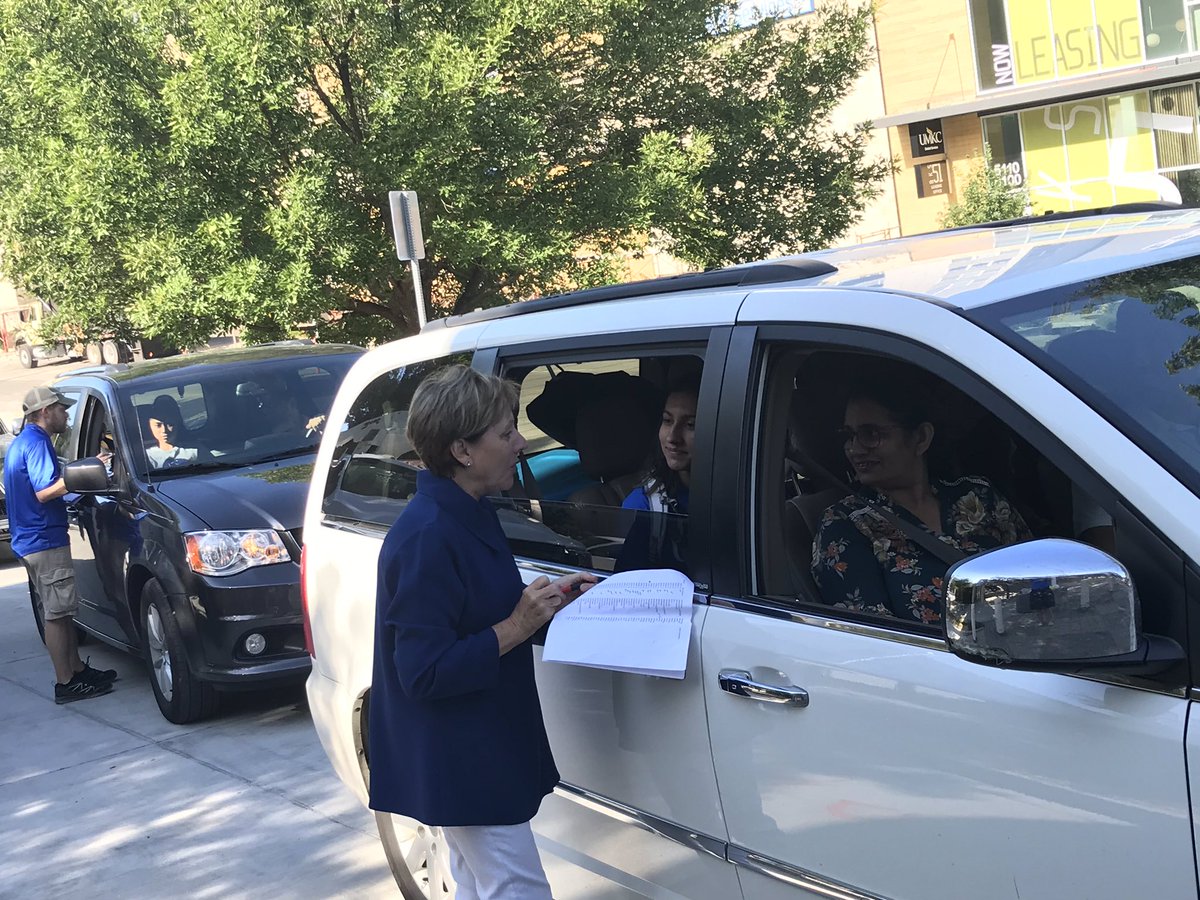 UMKC's tweet photo. Roo greetings from @UMKCmedschool Interim Dean Mary Anne Jackson. #UMKCMoveIn https://t.co/9rFmlw9fBh