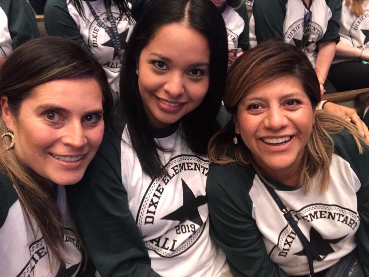 RamirezEulogia's tweet photo. Tylerisd Convocation #findawaytowin #DixieElementary @MsdelaCruzFirst ⁦@dixietylerisd⁩ https://t.co/EuMPTTGrvs