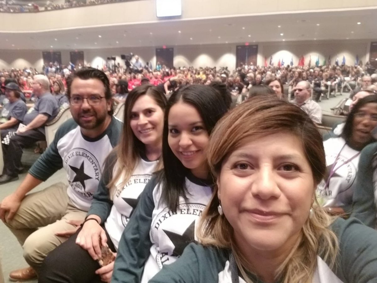 RamirezEulogia's tweet photo. Tylerisd Convocation #findawaytowin #DixieElementary @MsdelaCruzFirst ⁦@dixietylerisd⁩ https://t.co/EuMPTTGrvs