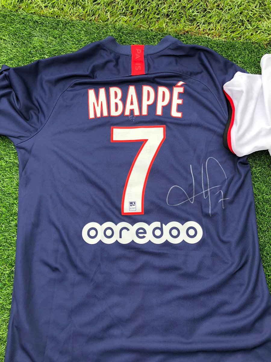 Ligue1's tweet photo. 🚨 Après le #TDC2019, le @staderennais et le @PSG_inside se retrouvent en @Ligue1Conforama !

1⃣ RT &amp; Follow @Ligue1Conforama pour tenter de gagner le maillot de @KMbappe ou @clemgrenier 
2⃣ Pronostiquez le score de la rencontre #SRFCPSG
3⃣🤞

🗳️2 personnes seront tirés au sort ! https://t.co/Rwj8CWM4pP