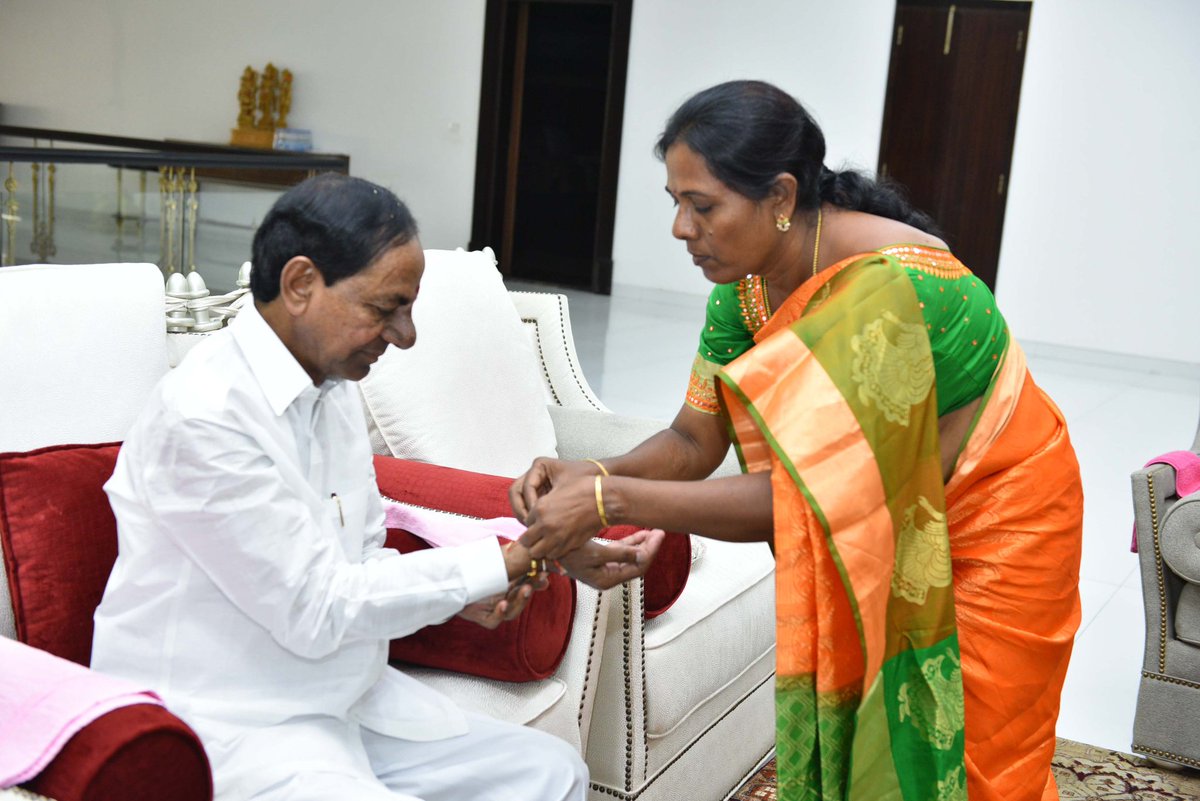 TelanganaCMO's tweet photo. రాఖీ పండుగను పురస్కరించుకుని ముఖ్యమంత్రి శ్రీ కె. చంద్రశేఖర్ రావుకు రాఖీలు కట్టిన శాసనసభ్యులు శ్రీమతి గొంగిడి సునీత, శ్రీమతి గుండు సుధారాణి, శ్రీమతి తుల ఉమ.
#RakshaBandhan https://t.co/rt0uTt7KhN