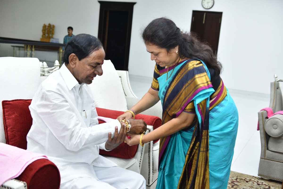 TelanganaCMO's tweet photo. రాఖీ పండుగను పురస్కరించుకుని ముఖ్యమంత్రి శ్రీ కె. చంద్రశేఖర్ రావుకు రాఖీలు కట్టిన శాసనసభ్యులు శ్రీమతి గొంగిడి సునీత, శ్రీమతి గుండు సుధారాణి, శ్రీమతి తుల ఉమ.
#RakshaBandhan https://t.co/rt0uTt7KhN