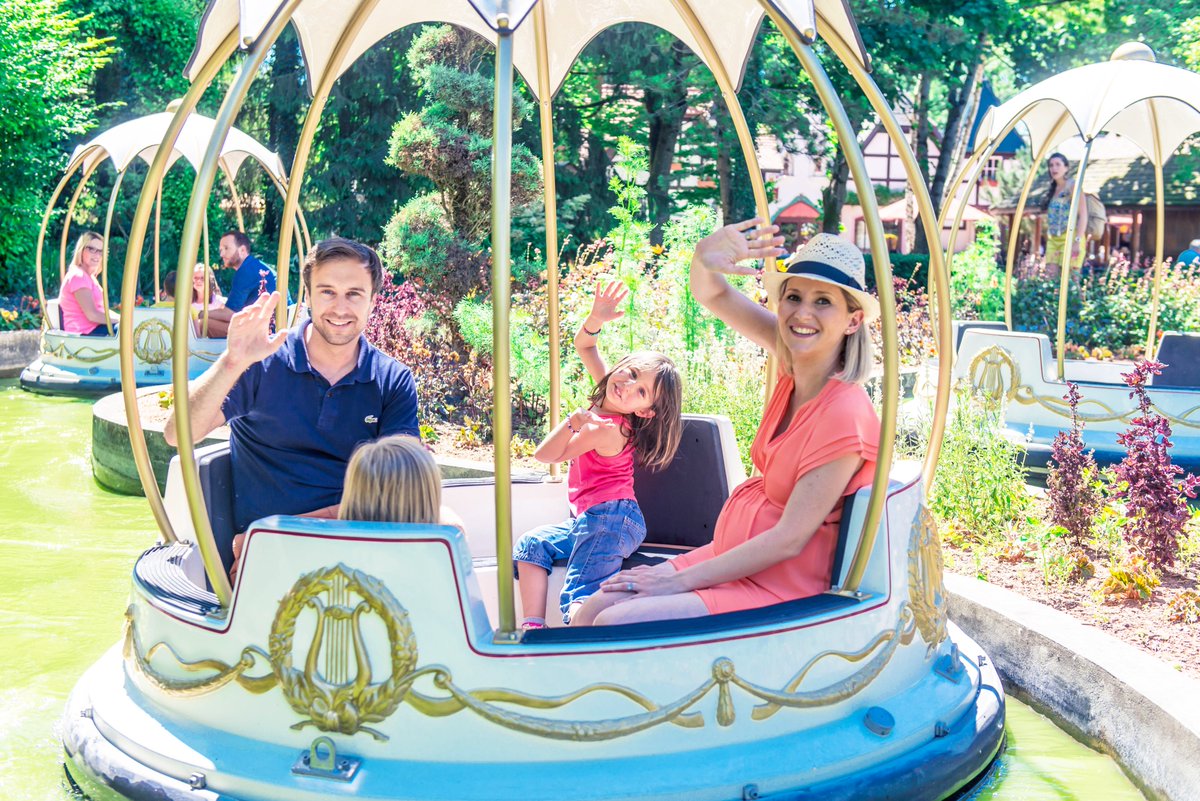 Choisissez votre bulle de bonheur et tourbillonnez au son d'une douce mélodie avec la Rivière Enchantée ! ☺️
#nigloland2019