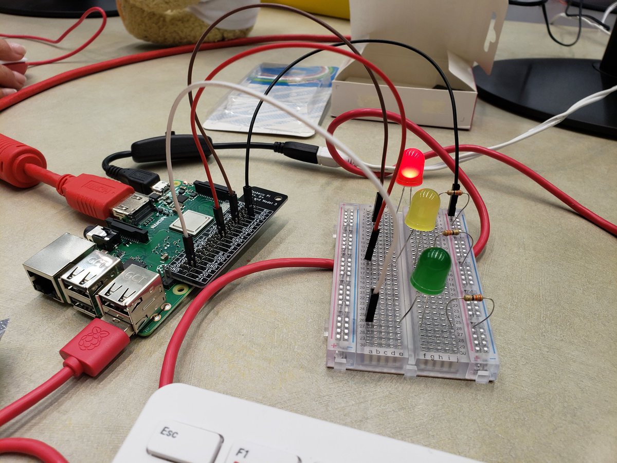 #picademy I made my LEDs go blinky-blinky!